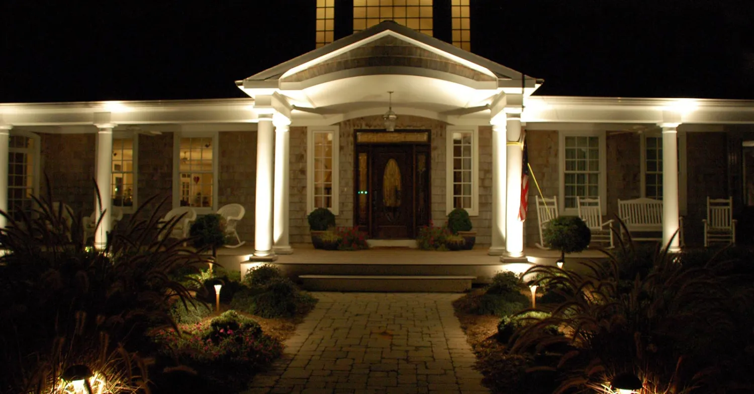 The Difference Between LED and Halogen Landscape Lights Outdoor